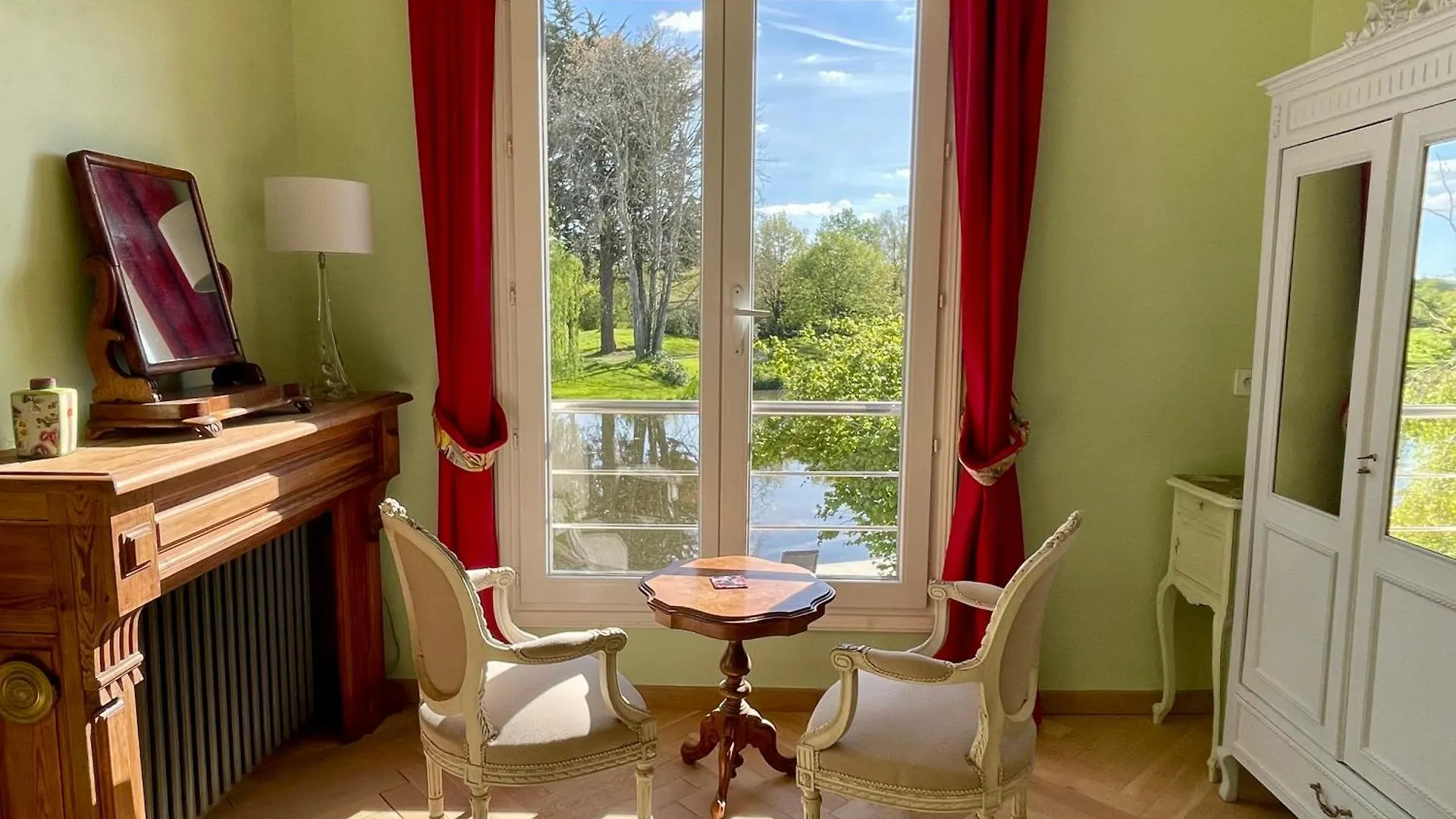 Holiday home Le Moulin De Bury, Maison De Campagne Au Bord De La Riviere A 13 Kms Au Sud De Rennes Chavagne
